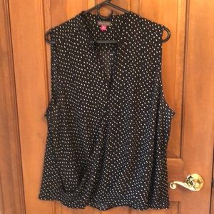Women’s Vince Camuto V-neck sleeveless black and white top. Extra large
